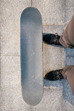 Kaykaycı şehir dışında kaykay yapıyor.