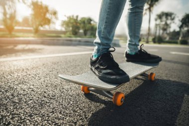 Kaykaycı şehir dışında kaykay yapıyor.