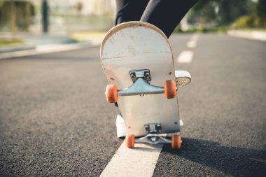 Kaykaycı şehir dışında kaykay yapıyor.