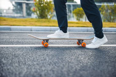 Kaykaycı şehir dışında kaykay yapıyor.