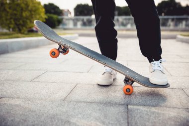 Kaykaycı şehir dışında kaykay yapıyor.