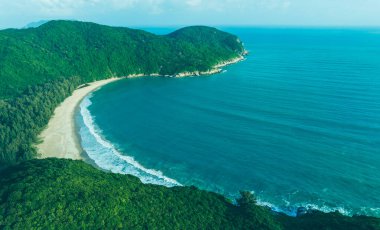 Güzel deniz ve adanın havadan görünüşü