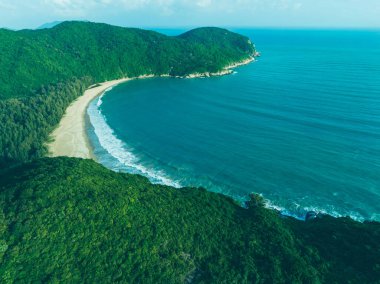 Güzel deniz ve adanın havadan görünüşü