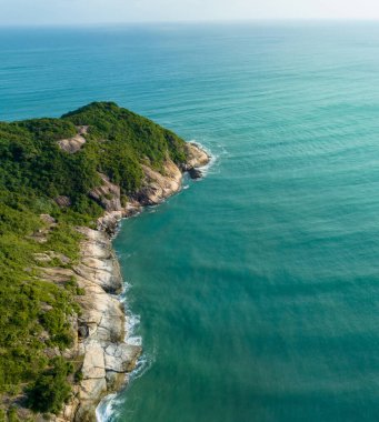 Güzel deniz ve adanın havadan görünüşü