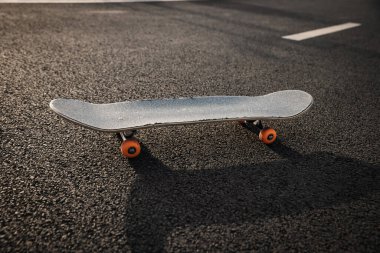 Güneşin doğduğu şehirlerde açık havada kaykay