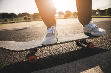 Kaykaycı şehir dışında kaykay yapıyor.