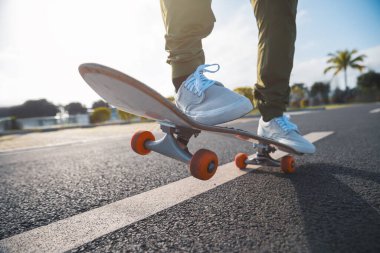 Kaykaycı şehir dışında kaykay yapıyor.