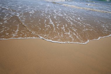 Deniz dalgaları sahile akıyor.