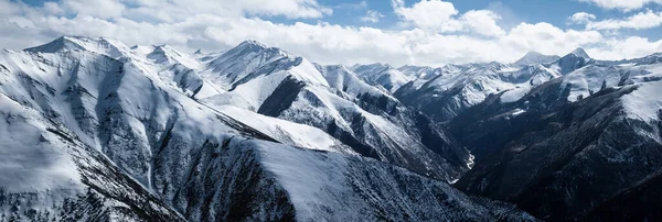 Krásný Zasněžený Les Vesnice Krajina Vysoké Nadmořské Výšce Hory Tibet — Stock fotografie