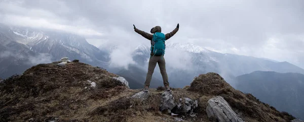 Mujer Excursionista Disfrutar Vista Cima Montaña Acantilado Frente Las Montañas — Foto de Stock