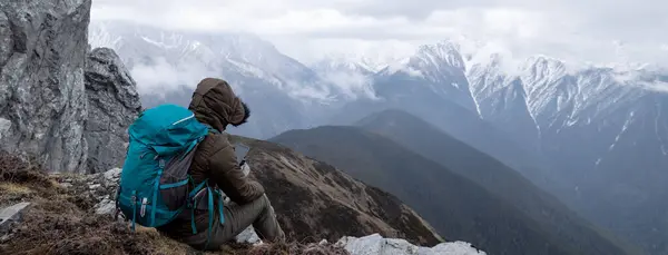 Mulher Bem Sucedida Caminhante Usar Celular Topo Montanha Tibete — Fotografia de Stock