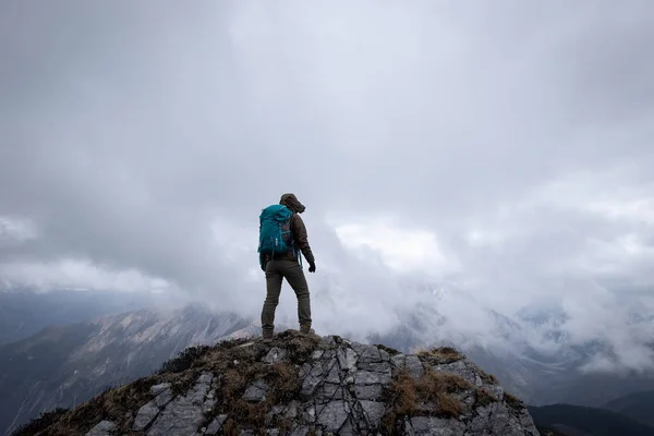 Escursionista Donna Escursioni Cima Alla Montagna Tibet — Foto Stock