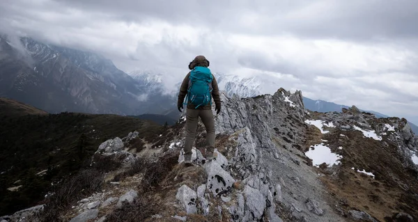 Escursionista Donna Escursioni Cima Alla Montagna Tibet — Foto Stock