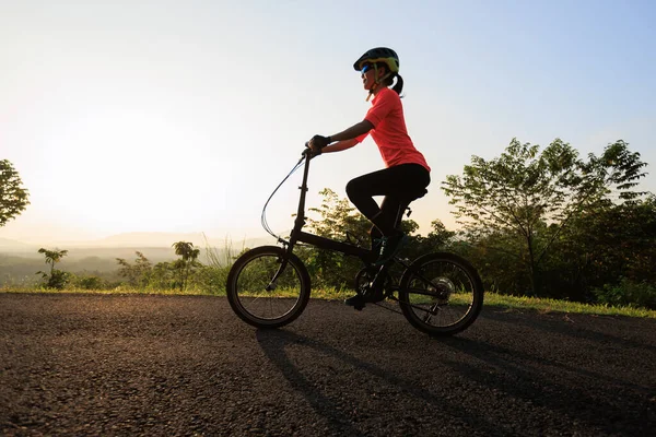 Güneşli Dağ Tepesinde Bisiklet Sürüyorum — Stok fotoğraf