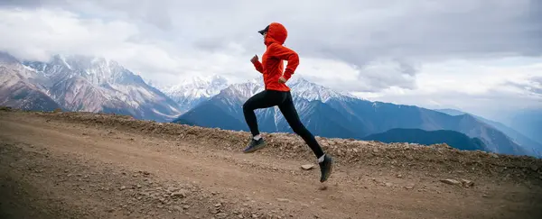 Yüksek Irtifada Koşan Kadın Koşucu Ülkeyi Boydan Boya Geçiyor — Stok fotoğraf