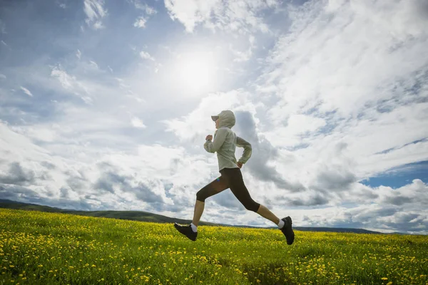 Yüksek Irtifada Koşan Çiçek Açan Dağlarda Koşan Kadın Koşucu — Stok fotoğraf