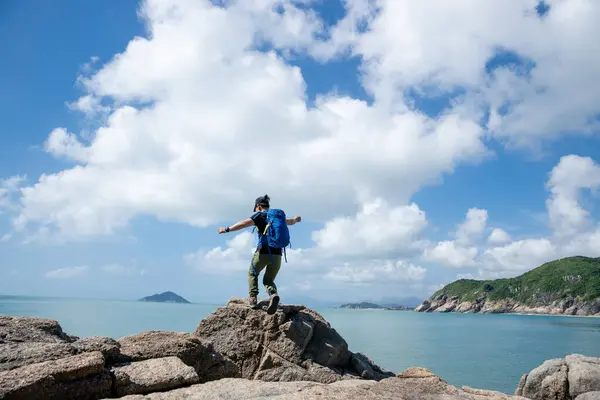 Senderista Saltando Sobre Roca Junto Mar — Foto de Stock