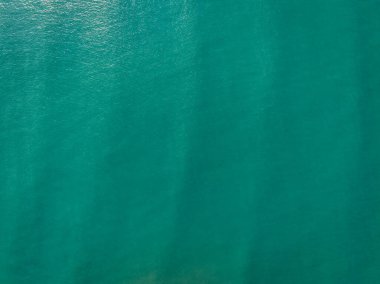 Güzel deniz yüzeyinin havadan görünüşü