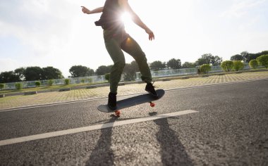 Şehirdeki asfalt yolda kaykay