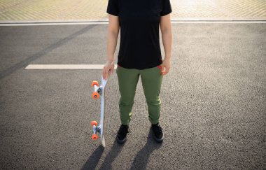 Şehirdeki asfalt yolda kaykay