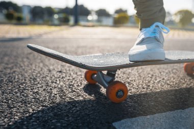 Şehirdeki asfalt yolda kaykay