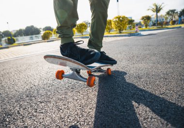 Şehirdeki asfalt yolda kaykay