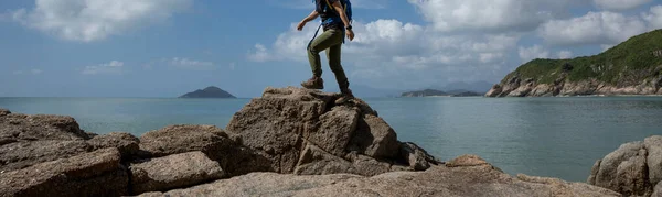 Escursionista Piedi Sulla Roccia Sul Mare — Foto Stock
