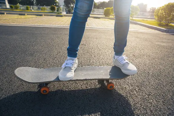 Şehirdeki asfalt yolda kaykay