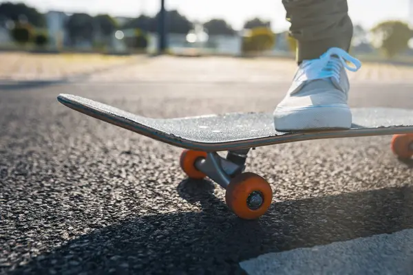 Şehirdeki asfalt yolda kaykay