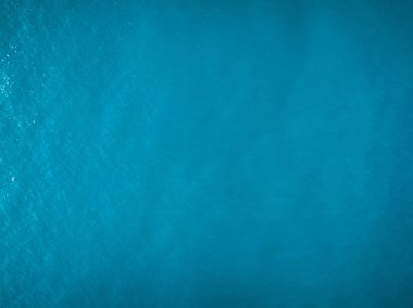 Güzel deniz yüzeyinin havadan görünüşü