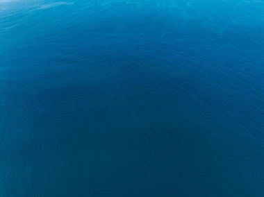 Güzel deniz yüzeyinin havadan görünüşü