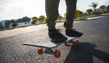 Şehirdeki asfalt yolda kaykay