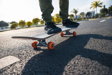 Şehirdeki asfalt yolda kaykay