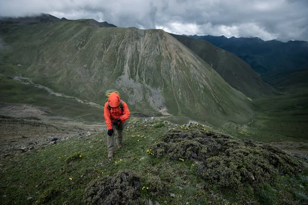 Başarılı kadın yürüyüşçü, spor saatini Tibet 'te dağın zirvesine yerleştirdi.