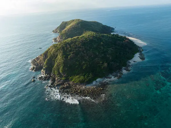 Güzel deniz ve adanın havadan görünüşü