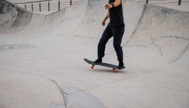 Şehirde kaykay kaykay