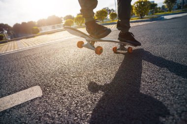 Şehirdeki asfalt yolda kaykay