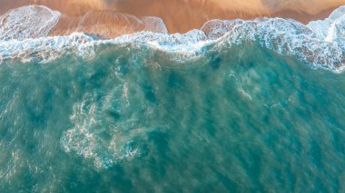 Güzel sahil ve deniz manzarası