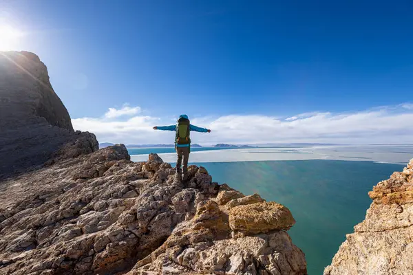 Kadın Yürüyüşçü Göl Kenarındaki Dağın Tepesindeki Manzaranın Tadını Çıkarıyor — Stok fotoğraf