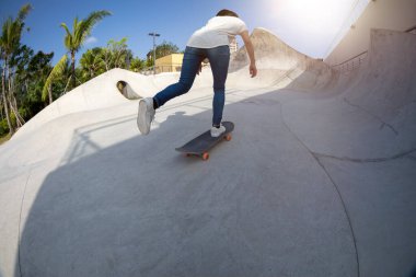 Şehirde kaykay kaykay