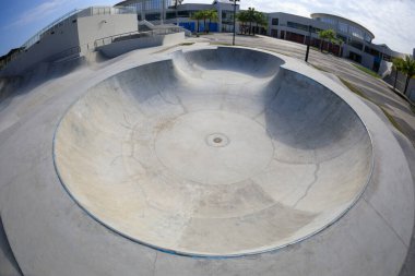 Şehirdeki modern beton kaykay parkı