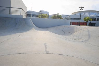 Şehirdeki modern beton kaykay parkı