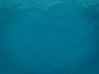 Güzel deniz yüzeyinin havadan görünüşü