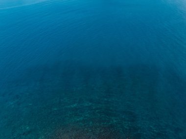 Güzel deniz yüzeyinin havadan görünüşü