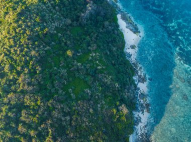 Güzel deniz yüzeyinin havadan görünüşü
