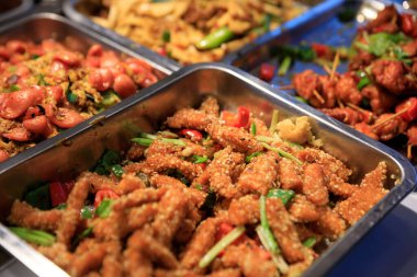 Çin lokantasında renkli, lezzetli bir büfe.