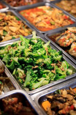 Çin lokantasında renkli, lezzetli bir büfe.