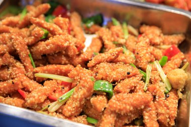 Çin lokantasında kızarmış karides.