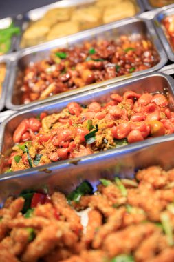 Çin lokantasında renkli, lezzetli bir büfe.