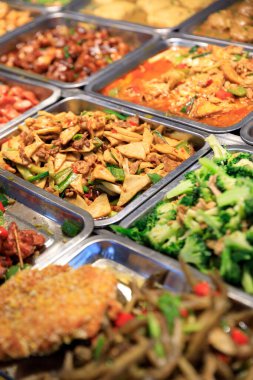 Çin lokantasında renkli, lezzetli bir büfe.